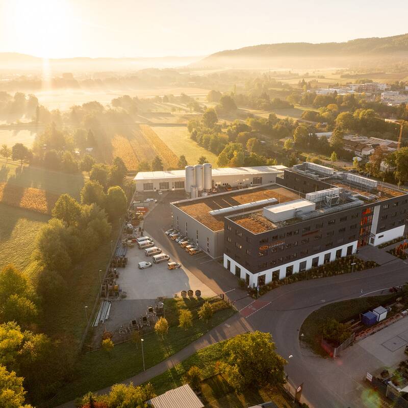 Luftaufnahme der Stadtwerke Schorndorf bei Sonnenaufgang.
