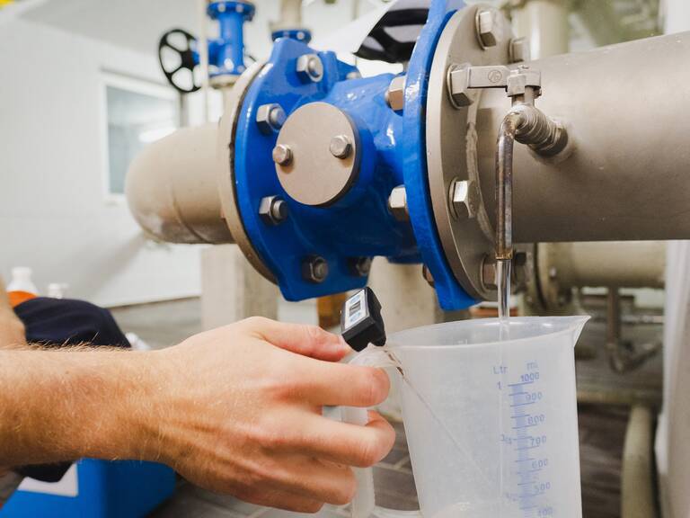 Mitarbeiter der Stadtwerke Schorndorf entnimmt eine Wasserprobe für die Trinkwasseranalyse.