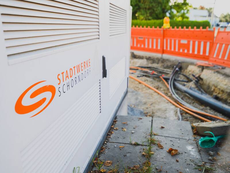 PoP-Station der Stadtwerke Schorndorf mit angrezender Baustelle die mit Absperrzäunen gesichert ist.