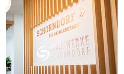 Ein Schild mit der Aufschrift "Schorndorf - Die Daimlerstadt" und "Stadtwerke Schorndorf" ist in eine moderne Holzwand integriert.