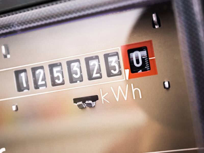 Nahaufnahme eines analogen Stromzählers mit einem Stand von 125320 kWh.
