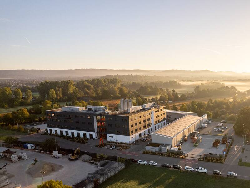 Eine Luftaufnahme zeigt das Gebäude der Stadtwerke Schorndorf bei Sonnenaufgang.